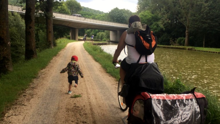 Enfant sur le Canal de Bourgogne à vélo