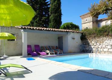 Piscine 5 m x 10 m, Plein Sud. Profondeur côté Abri (Ouest) : 1, 20 m à partir de la margelle, côté Est : 1,60 m à partir de la margelle. Le fond descend en pente douce.