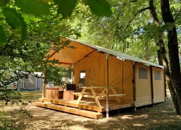Tente lodge au camping de la Vallée Bleue de Montalieu Vercieu