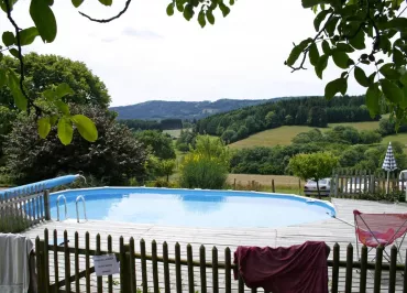 Gîte des Monneries à Poule-les Echarmeaux dans les Monts du Beaujolais - Proximité Col des Echarmeaux dans le Rhône : "vacances détente" à la piscine partagée.