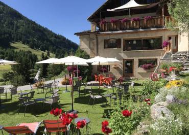 Vue de l'extérieur-jardin de l'Hôtel et Restaurant