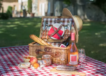 Vineyard picnic at Château Pesquié