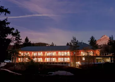 bâtiment éclairé de nuit