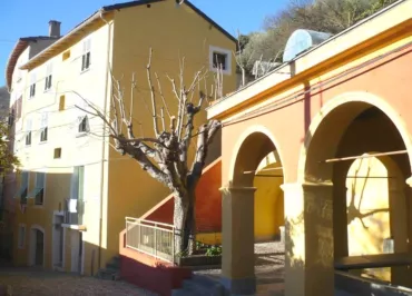Fontana de Medge - Façade