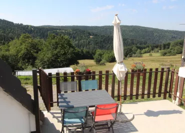 Terrasse avec superbe vue sur les monts