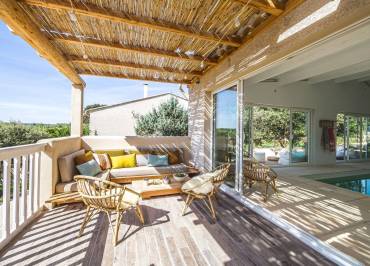 une villa dans son jardin méditerranéen