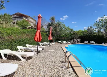 Le Mas Boyer grand parc arboré avec belle piscine commune