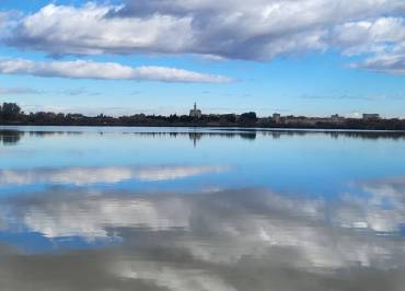 Point de vue sur les remparts d'Aigues-Mortes classé depuis l'étang de la Marette