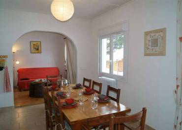 Espace cuisine et sa grande table 8 places 
