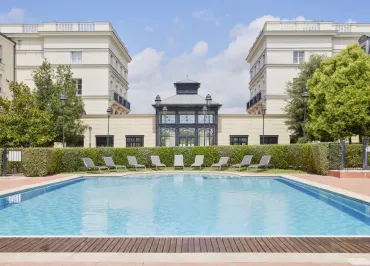Extérieur de l'hôtel avec vue sur la piscine
