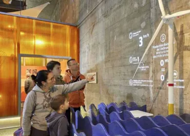 Famille dans espace immersif