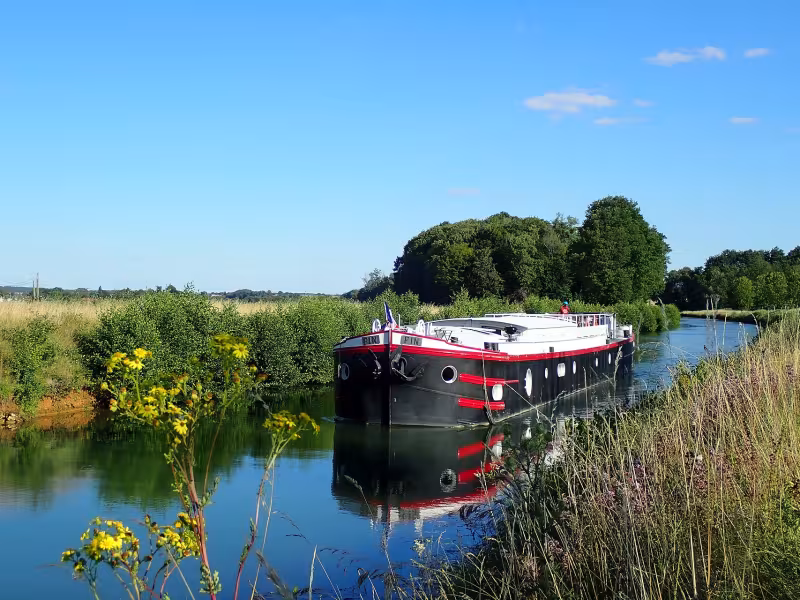 Péniche sur le canal près d'une écluse