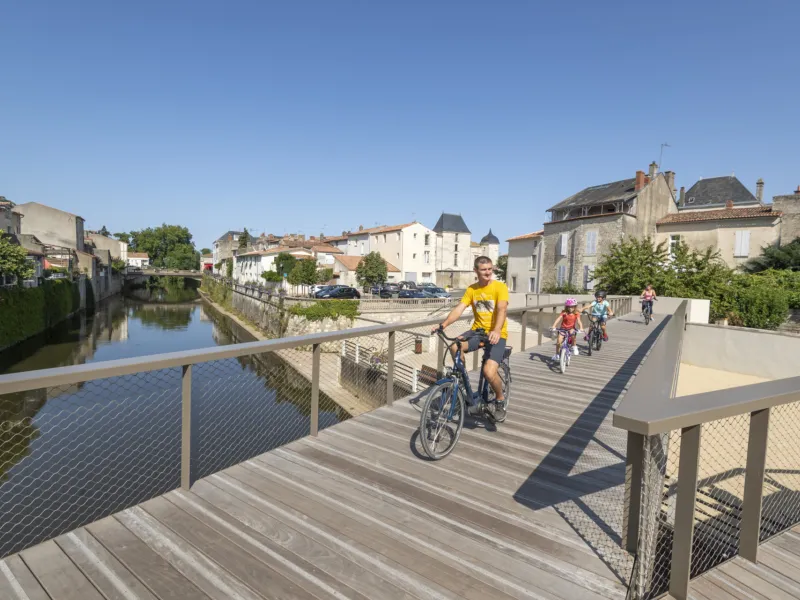 Cycliste et passerelle au dessu de la rivière Vendée à Fontenay-le-Comte