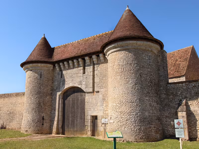 Abbaye bénédictine fortifiée à Nottonville