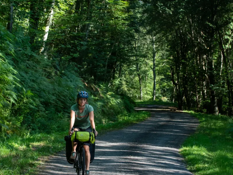 Petite route à vélo vers Bédat