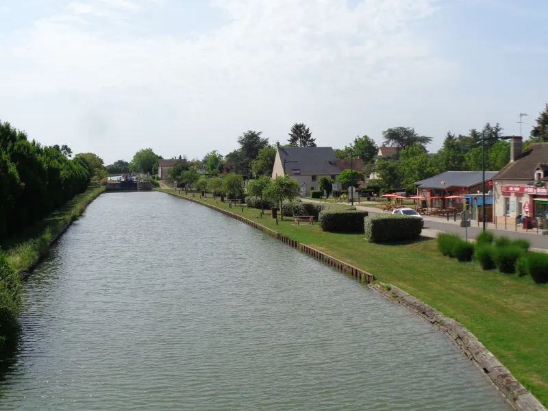Canal à Belleville avec commerces