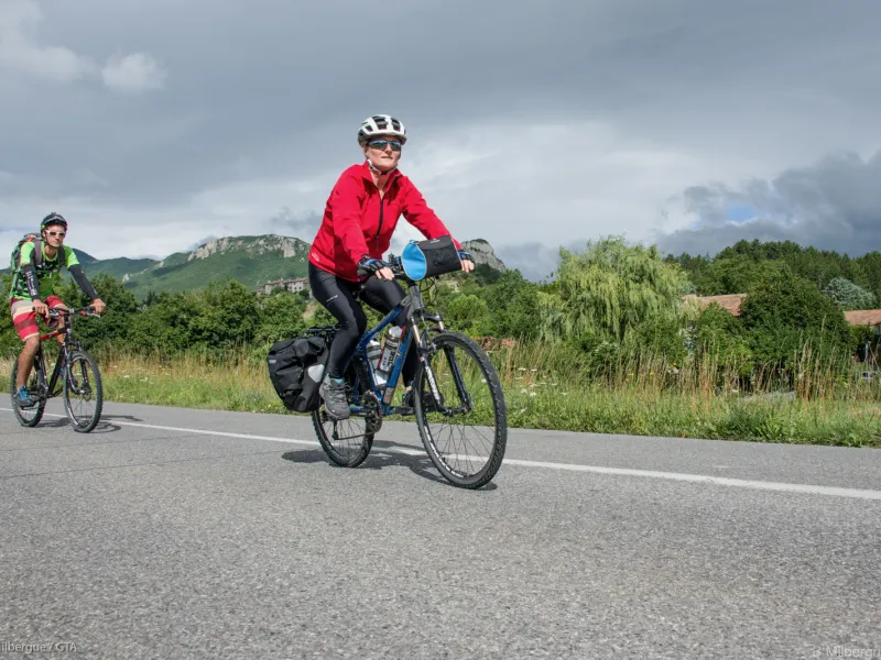 Couple a vélo sur les routes des Baronnies Provençales 