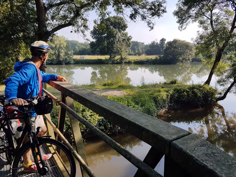 Cycliste sur la Flow vélo le long de la Charente
