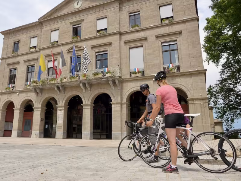 Départ de la Route des Grandes Alpes à vélo devant la mairie de Thonon-les-Bains