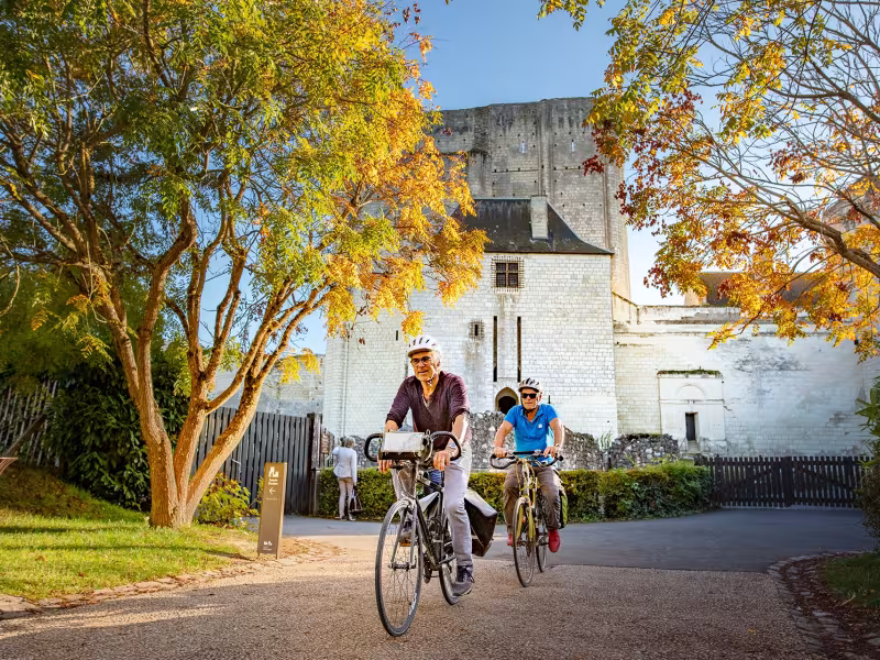 Cyclistes devant le donjon de la Cité Royale a Loches