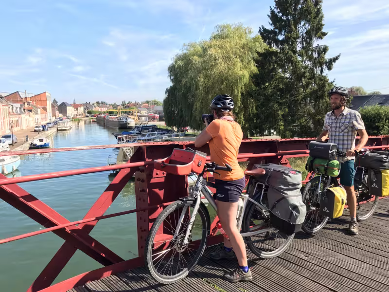 Cyclo-randonneurs sur le port de Mont-l'Evêque