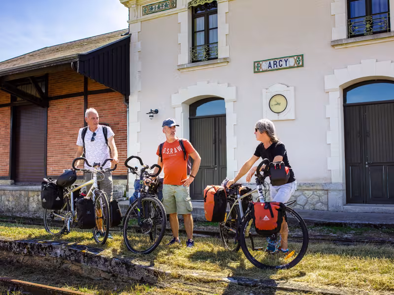 Cyclistes à la gare d'Argy
