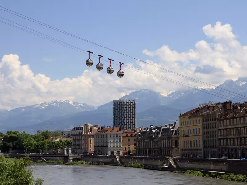 Grenoble lovée au cœur des montagnes alpines