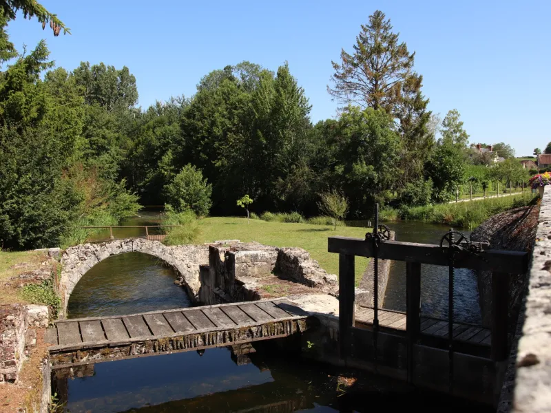 Bief d'une ancienne scierie sur l'Aigre