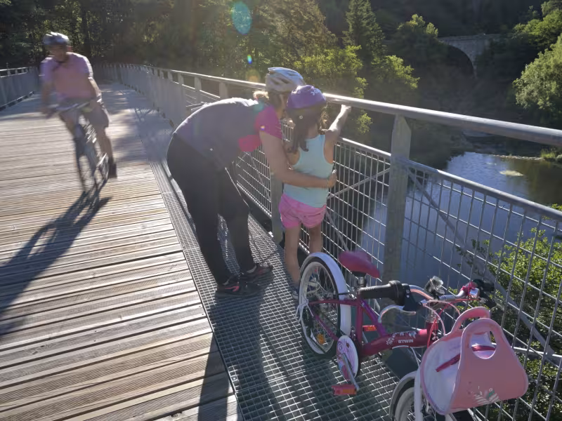 Voie verte Via Fluvia sur le pont de l'enceinte