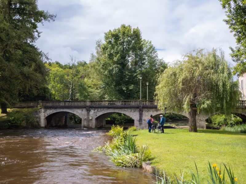 Pause à St-Pardoux-la-Rivière sur La Flow Vélo