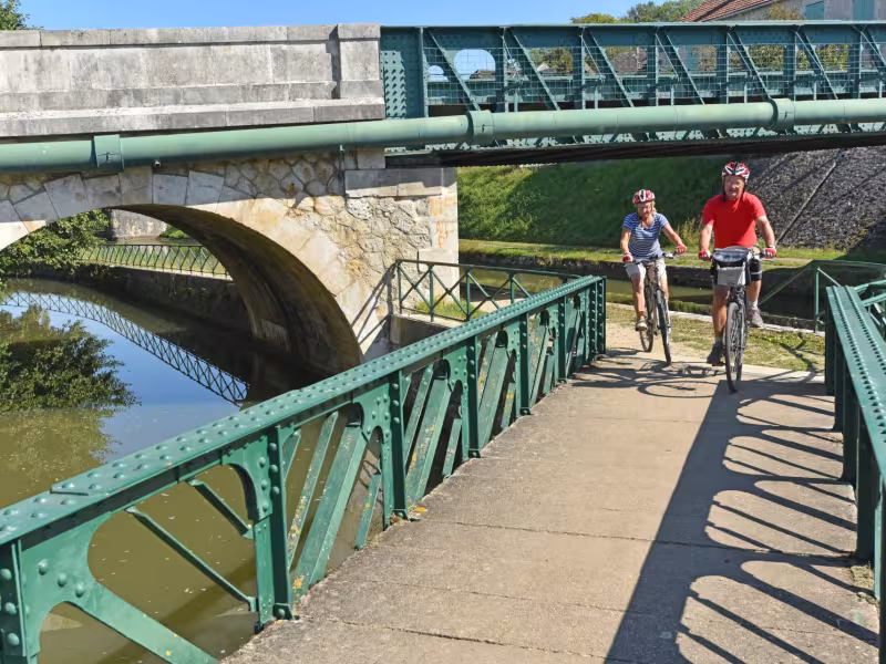 Le long du canal à vélo à Ouzouer-sur-Trézée