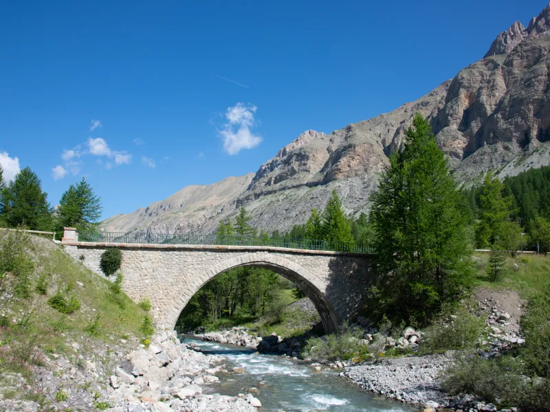 Pont sur le Bachelard dans la montée du Col de la Cayolle