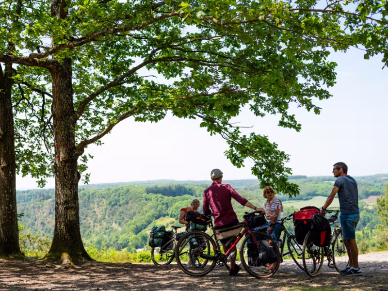 Cyclistes à Saint-Léonard-des-Bois