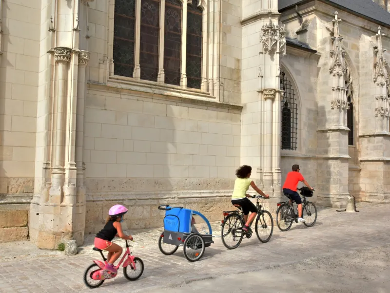 Cyclistes devant la Basilique Notre-Dame de Cléry