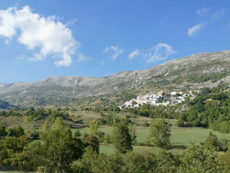Village de Coursegoules sur le versant sud du Cheiron