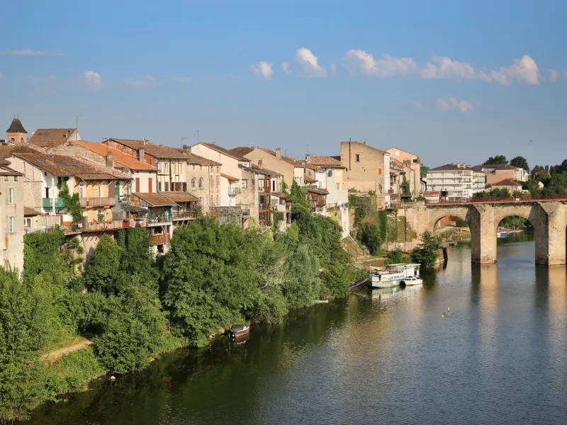 Vue sur Villeneuve-sur-Lot et son pont
