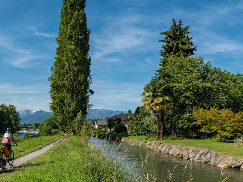 Voie verte à vélo aux abords de Nay -La Vélosud