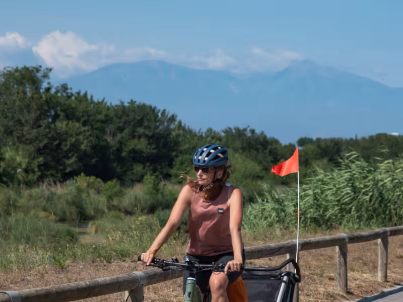 Voyage à vélo en famille avec remorque sur La Vélosud