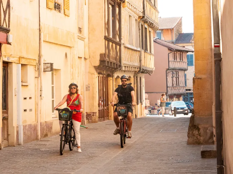 A vélo dans les rues de la cité de Charlieu