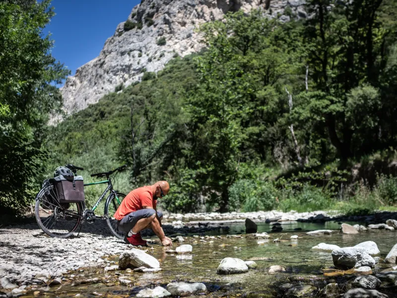 Cycliste les mains dans l'eau 