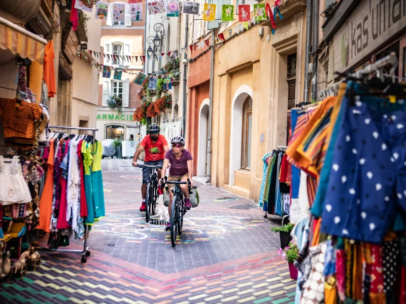 À vélo dans une ruelle de Forcalquier