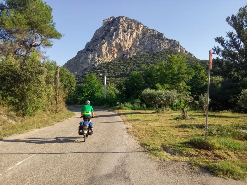 Randonneur à vélo en route vers Forcalquier