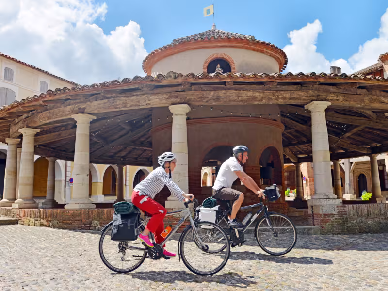 Vélos devant la halle circulaire d'Auvillar