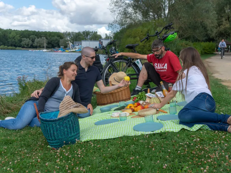 Pique-nique au plan d'eau du Canada à Beauvais