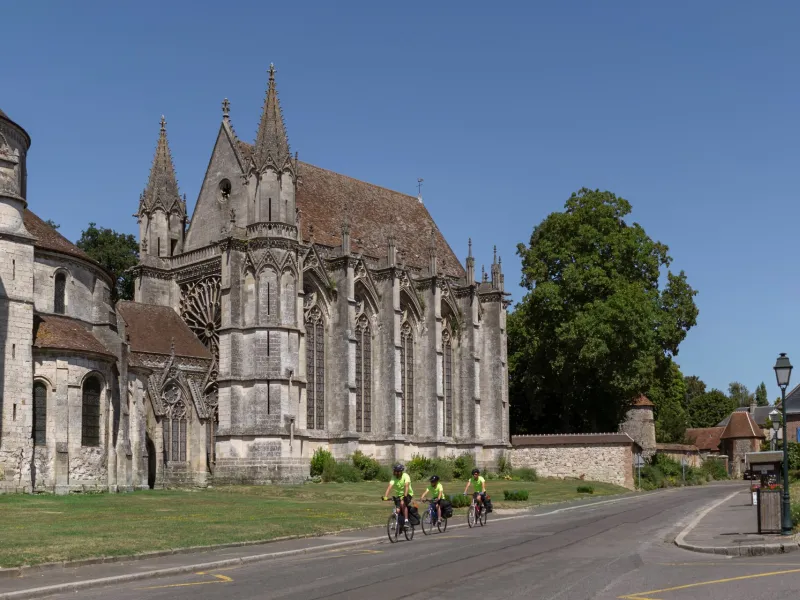 Cyclistes devant l'abbatiale de Saint-Germer-de-Fly
