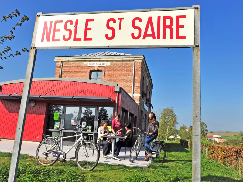 Pause au bord de la voie verte au Quai Gourmand à Saint-Saire