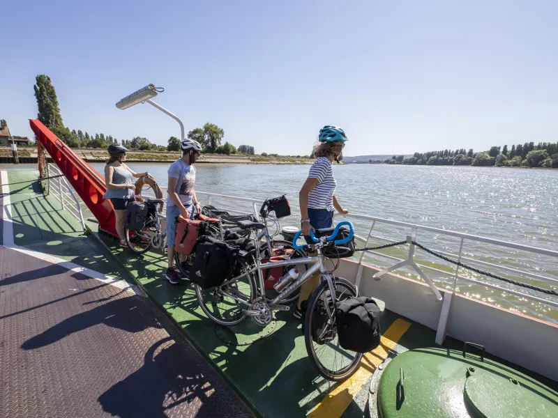 Sur le bac entre Sahurs et La Bouille