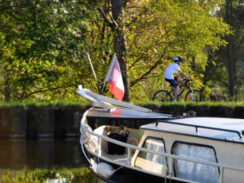 Cycliste et bateau le long du canal de Roanne à Digoin