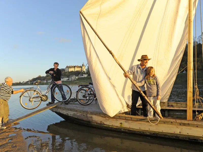 Balade en toue sur la Loire - embarquement des vélos