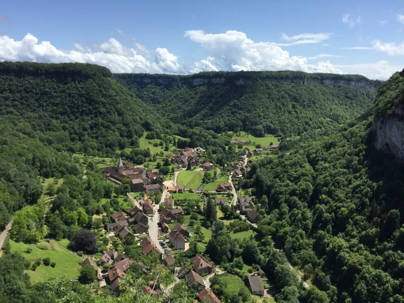 Vue sur Baume-les-Messieurs depuis le belvédère de Granges-sur-Baume